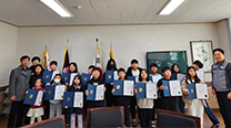 Delivering Scholarships to Maepo Elementary and Middle Schools 이미지